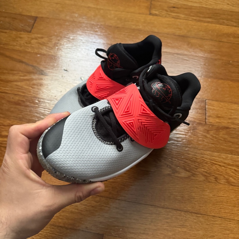 Boys Nike Kyrie Shoes - Picture 4 of 9